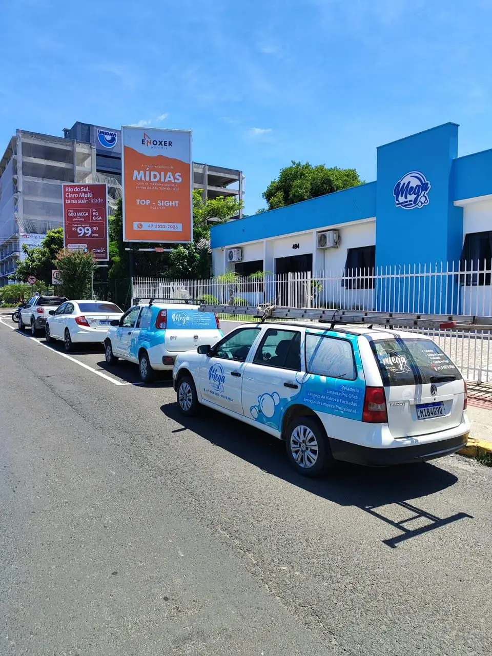 Carros da Mega estacionados em frente à sede da empresa